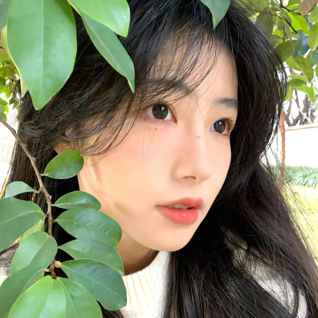 庭院里的女人